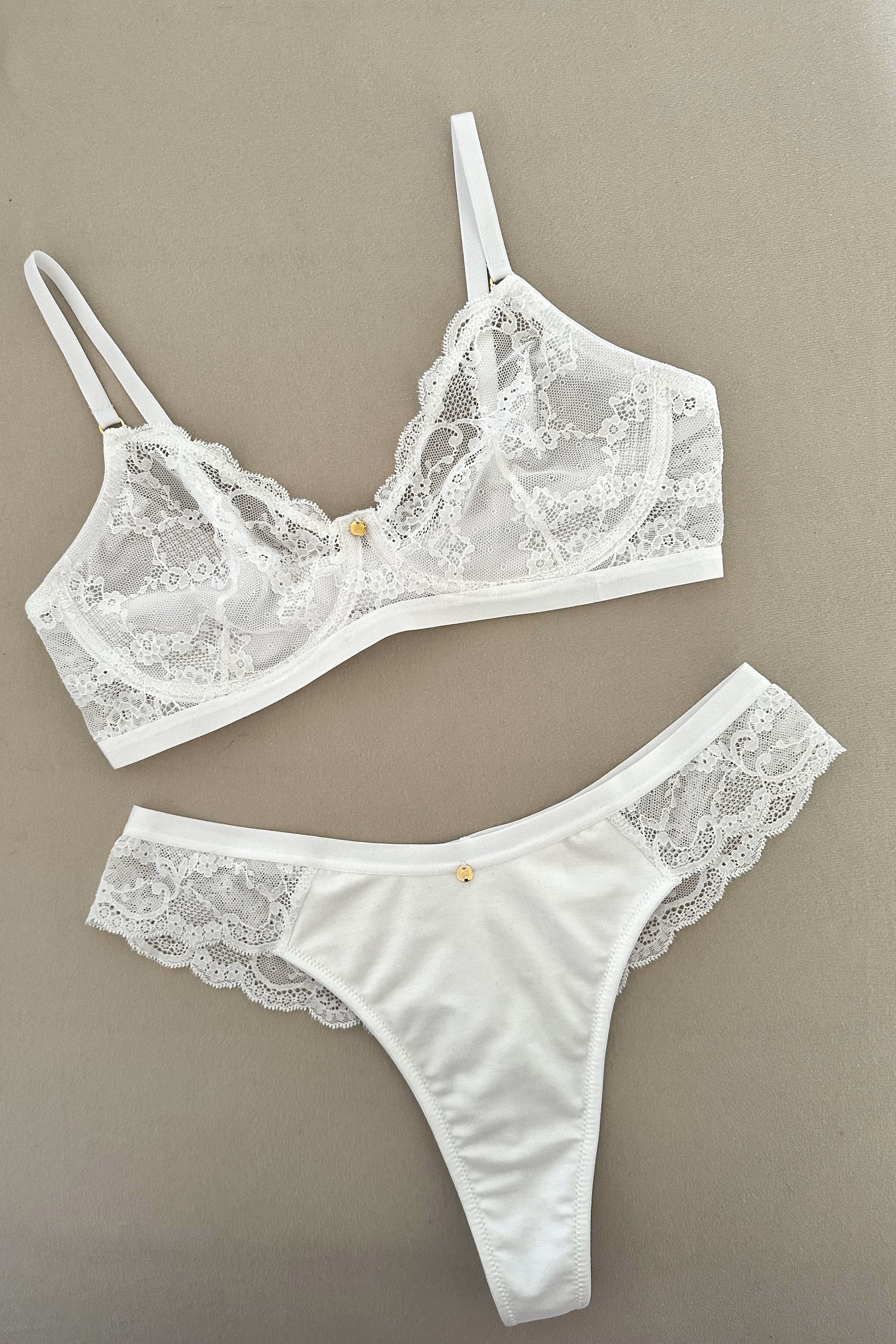 Flatlay Spitzen-Bralette von Coco Malou weiß