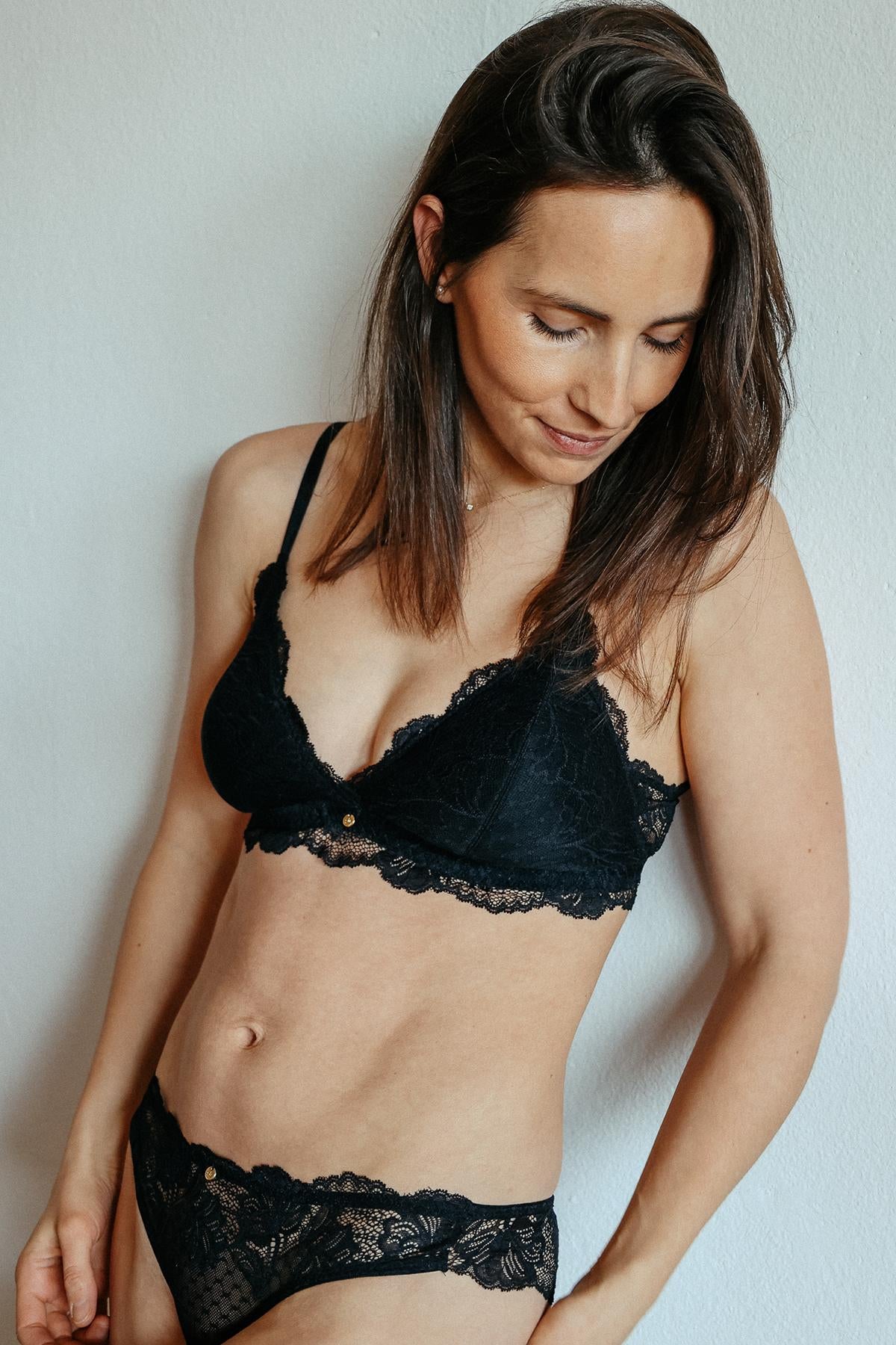 Lace bralette Filippa with pads in black